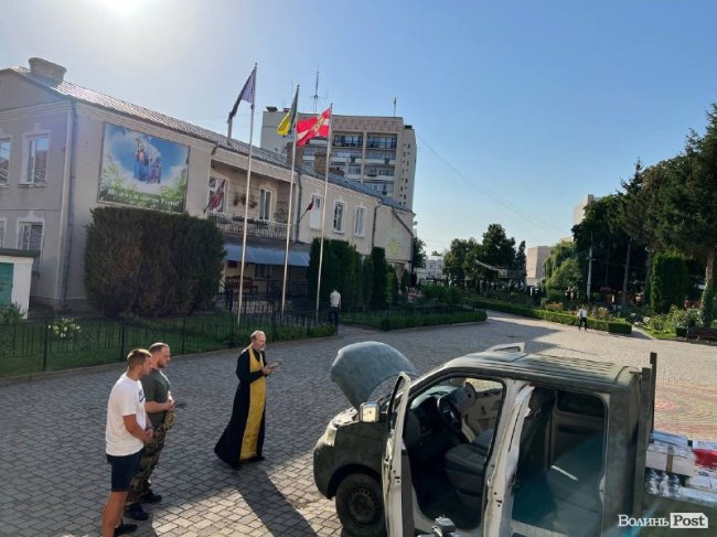 Волинським воїнам на Схід відправили автомобіль. ФОТО 