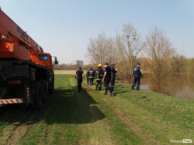У Луцьку автівка впала в Стир, є загиблий. ФОТО