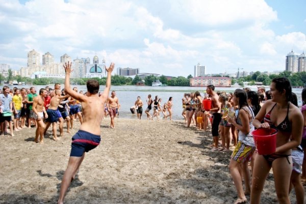 У Києві в гідропарку ‒ масова водяна битва. ФОТО
