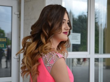 Квіти у волоссі та легкі «хвилі»: зачіски луцьких випускниць. ФОТО