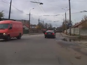 У Луцьку водій на «бляхах» ледве не збив школяра. ВІДЕО