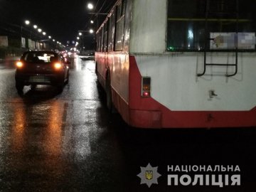 Водій тролейбуса, на якого у Луцьку наїхав легковик, – у важкому стані
