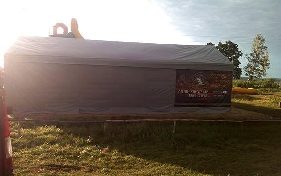 У селі Світязь поліцейські викрили підпільний кінотеатр. ФОТО