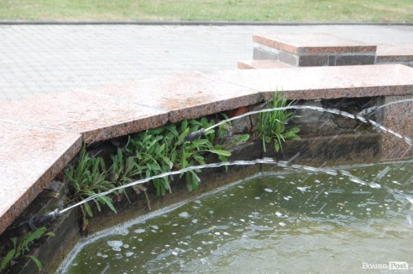 У «Луцькводоканалі» кажуть, що чистять фонтани, «на скільки це реально». ФОТО