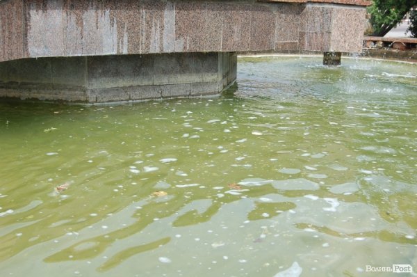 У «Луцькводоканалі» кажуть, що чистять фонтани, «на скільки це реально». ФОТО