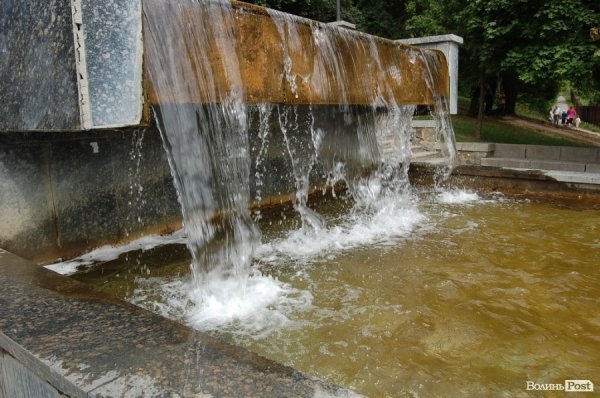 У «Луцькводоканалі» кажуть, що чистять фонтани, «на скільки це реально». ФОТО