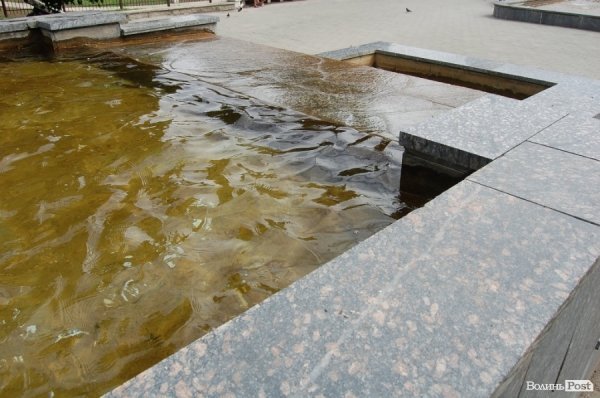 У «Луцькводоканалі» кажуть, що чистять фонтани, «на скільки це реально». ФОТО