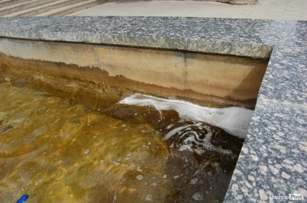 У «Луцькводоканалі» кажуть, що чистять фонтани, «на скільки це реально». ФОТО