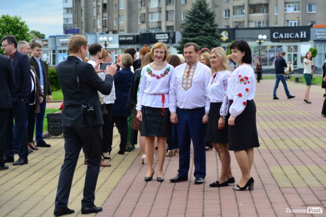 Працівники Волинської ОДА вбралися у вишиванки. ФОТО