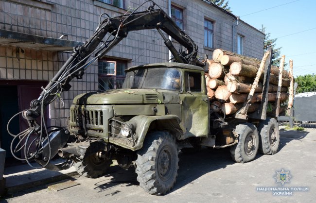 Волинянин на ЗіЛ викрав 24 соснові колоди. ФОТО