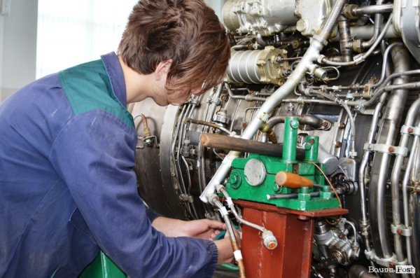 Двигун складається майже з 15 тисяч деталей