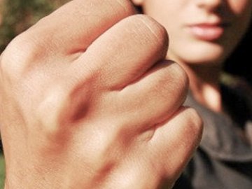 На Волині п'яна жінка вдарила патрульну кулаком в обличчя