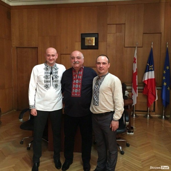 Євген Ткачук та Роман Романюк з мером міста Горі