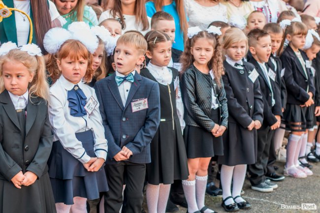 Квіти, вітання та усміхнені першачки: у луцькій школі №9 пролунав перший дзвоник. ФОТО
