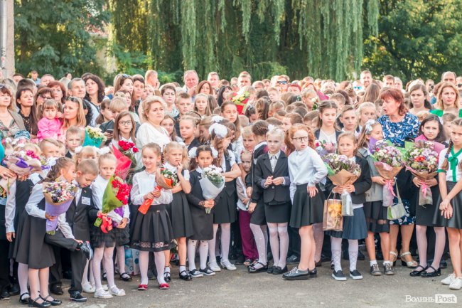 Квіти, вітання та усміхнені першачки: у луцькій школі №9 пролунав перший дзвоник. ФОТО