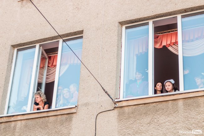 Квіти, вітання та усміхнені першачки: у луцькій школі №9 пролунав перший дзвоник. ФОТО