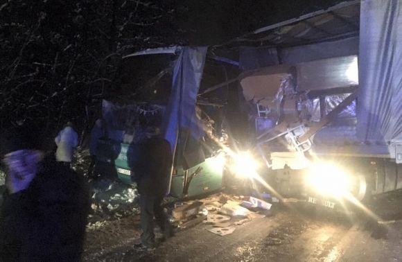 Автобус із туристами врізався у фуру на Львівщині