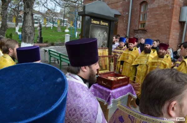 У Луцьк привезли мощі двох святих. ФОТО
