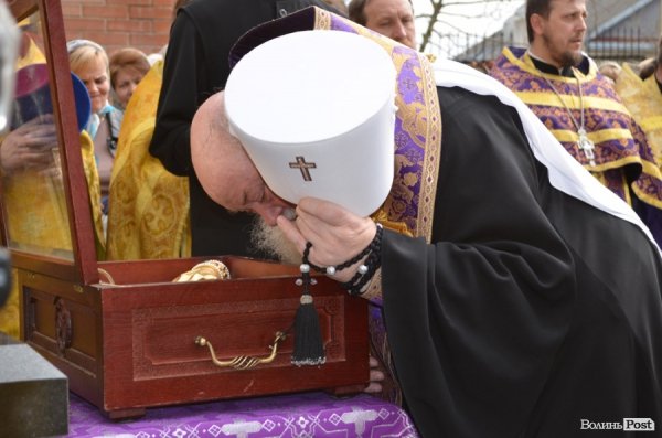 У Луцьк привезли мощі двох святих. ФОТО