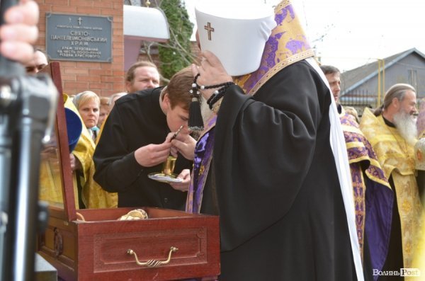 У Луцьк привезли мощі двох святих. ФОТО