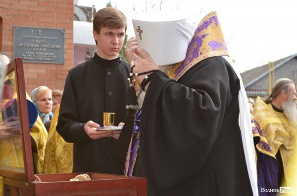 У Луцьк привезли мощі двох святих. ФОТО