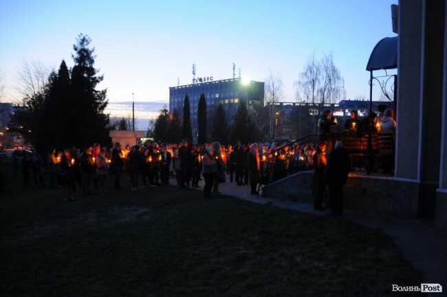Чистий четвер: сотні лучан понесли додому вогонь. ФОТО