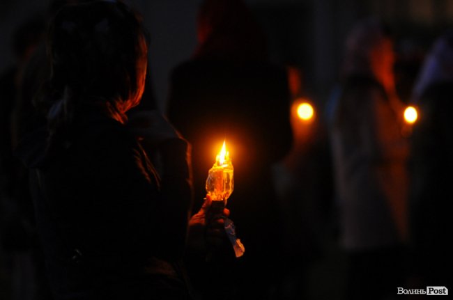 Чистий четвер: сотні лучан понесли додому вогонь. ФОТО