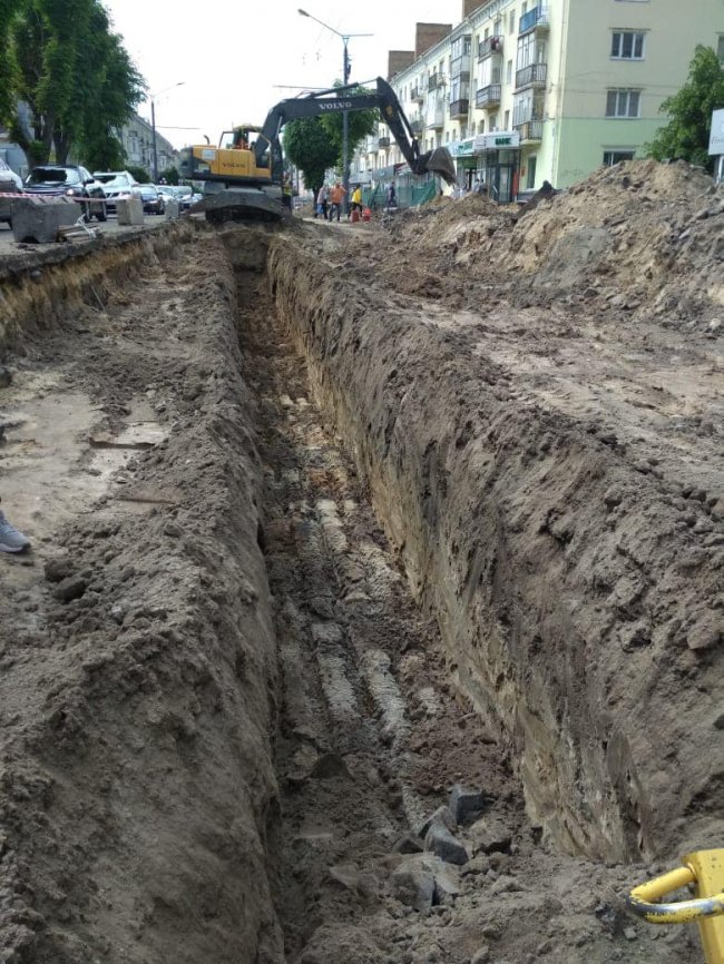 У Луцьку під час ремонту знайшли стару каналізацію. ФОТО