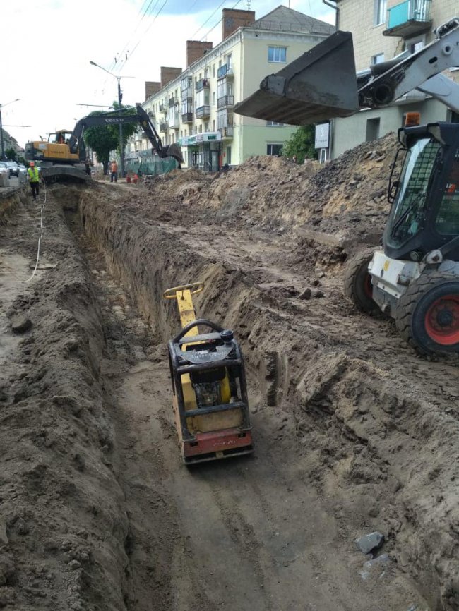 У Луцьку під час ремонту знайшли стару каналізацію. ФОТО
