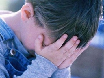 Закривала рот рукою: у Рівному жінка пограбувала 8-річного хлопчика