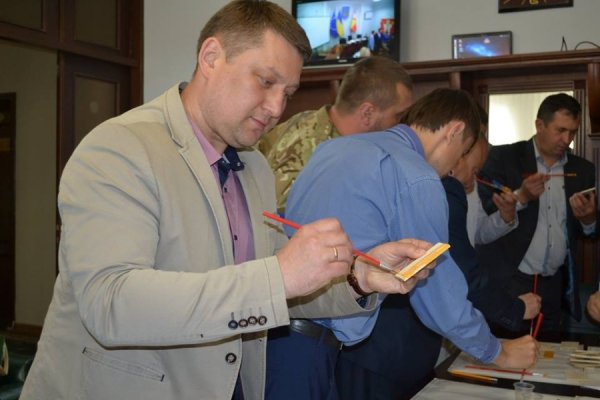 Луцькі депутати в обідню перерву малювали. ФОТО