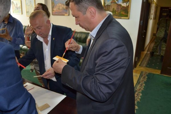 Луцькі депутати в обідню перерву малювали. ФОТО