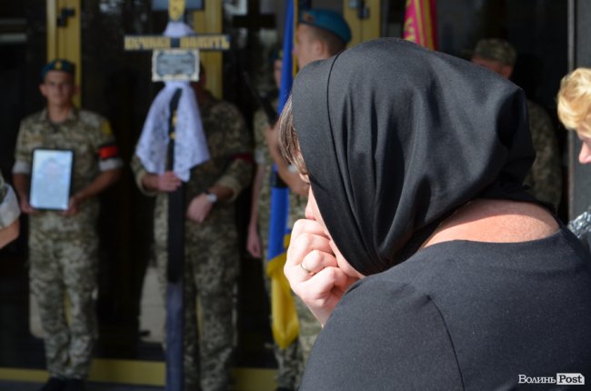 «Був сміливим, добрим і завжди допомагав»: у Луцьку попрощалися з Героєм Юрієм Лавренчуком. ФОТОРЕПОРТАЖ