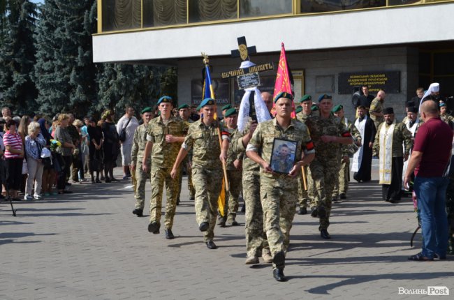 «Був сміливим, добрим і завжди допомагав»: у Луцьку попрощалися з Героєм Юрієм Лавренчуком. ФОТОРЕПОРТАЖ