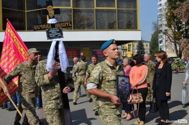 «Був сміливим, добрим і завжди допомагав»: у Луцьку попрощалися з Героєм Юрієм Лавренчуком. ФОТОРЕПОРТАЖ