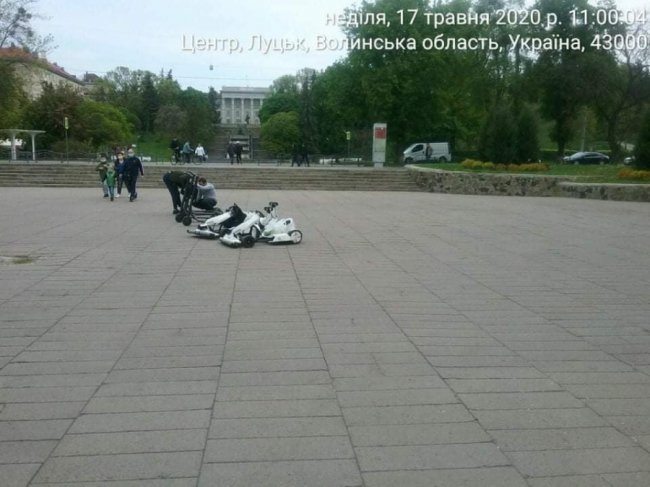 У центральному парку Луцька незаконно розміщували електросамокати та дитячі електромобілі