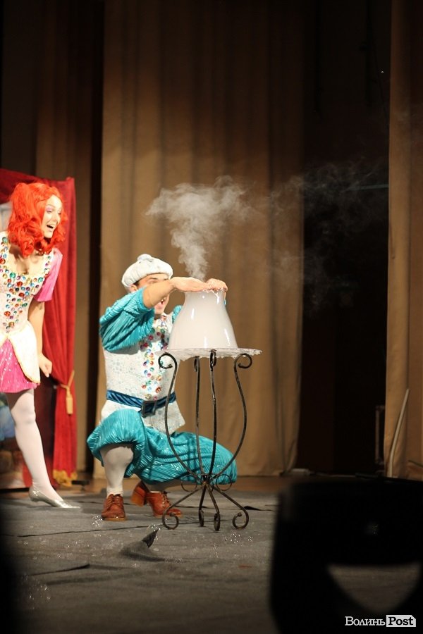 У Луцьку для дітей надували гігантські бульбашки. ФОТО