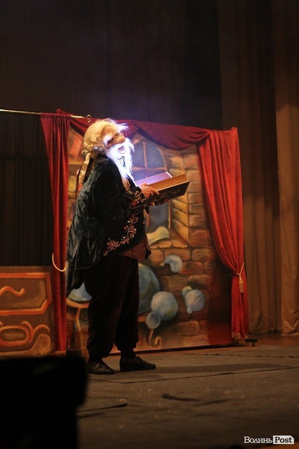 У Луцьку для дітей надували гігантські бульбашки. ФОТО