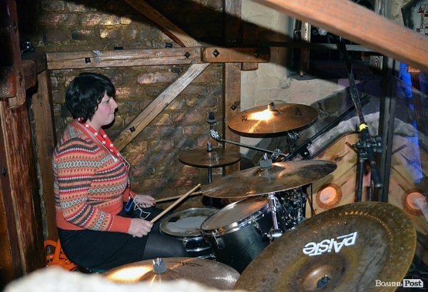 Журналістка Оксана Цимбалюк всього за кілька місяців опанувала ударні