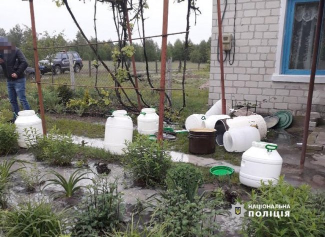 У районі на Волині під час обшуку в чоловіка знайшли самогон: напій вилили 