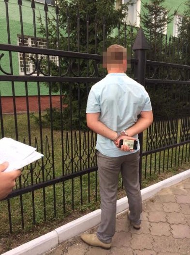 Слідчого Луцького міськвідділу зловили на хабарі. ФОТО