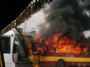 У Львові під час руху загорівся тролейбус. ФОТО
