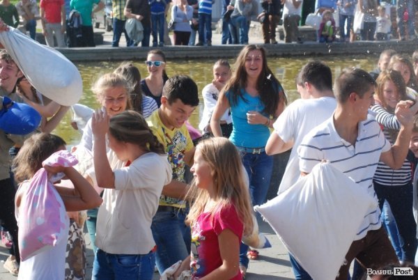 Як билися подушками в Луцьку. ФОТО