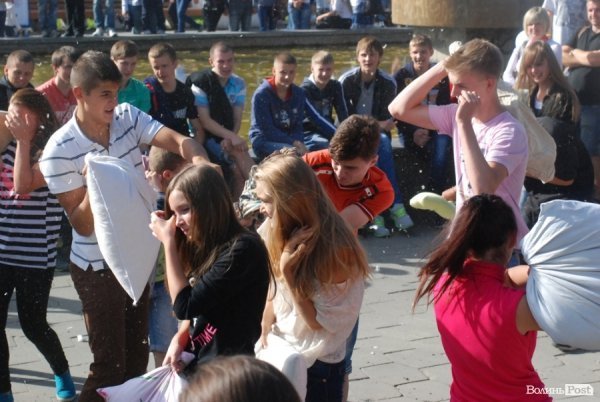 Як билися подушками в Луцьку. ФОТО