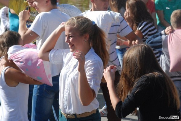 Як билися подушками в Луцьку. ФОТО