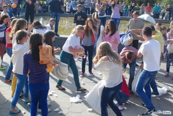 Як билися подушками в Луцьку. ФОТО