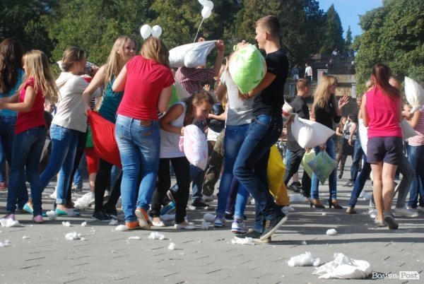 Як билися подушками в Луцьку. ФОТО