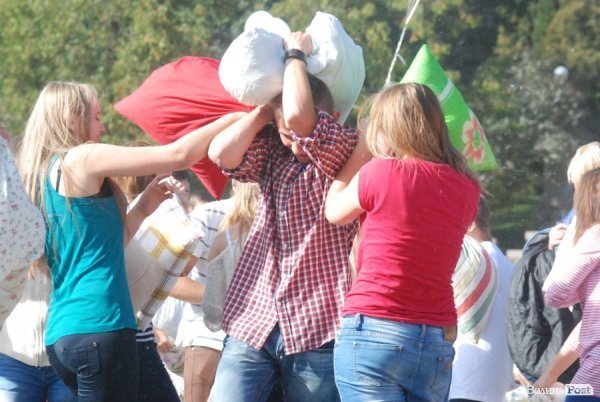 Як билися подушками в Луцьку. ФОТО