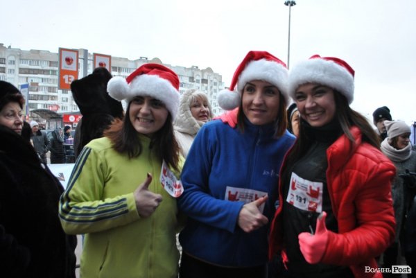 Благодійність і спорт: у Луцьку бігали «Святі Миколаї»