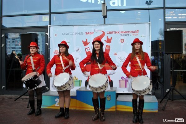 Благодійність і спорт: у Луцьку бігали «Святі Миколаї»